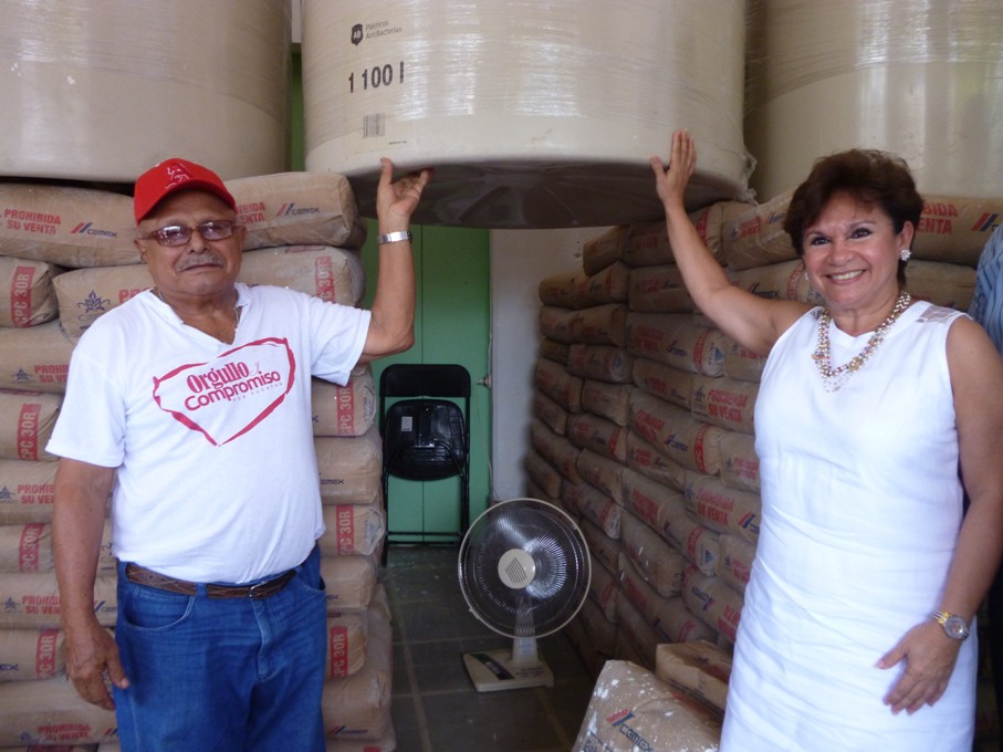 TIZIMIN: Alcaldesa entrega primera remesa de cemento, tinacos y láminas de cartón.