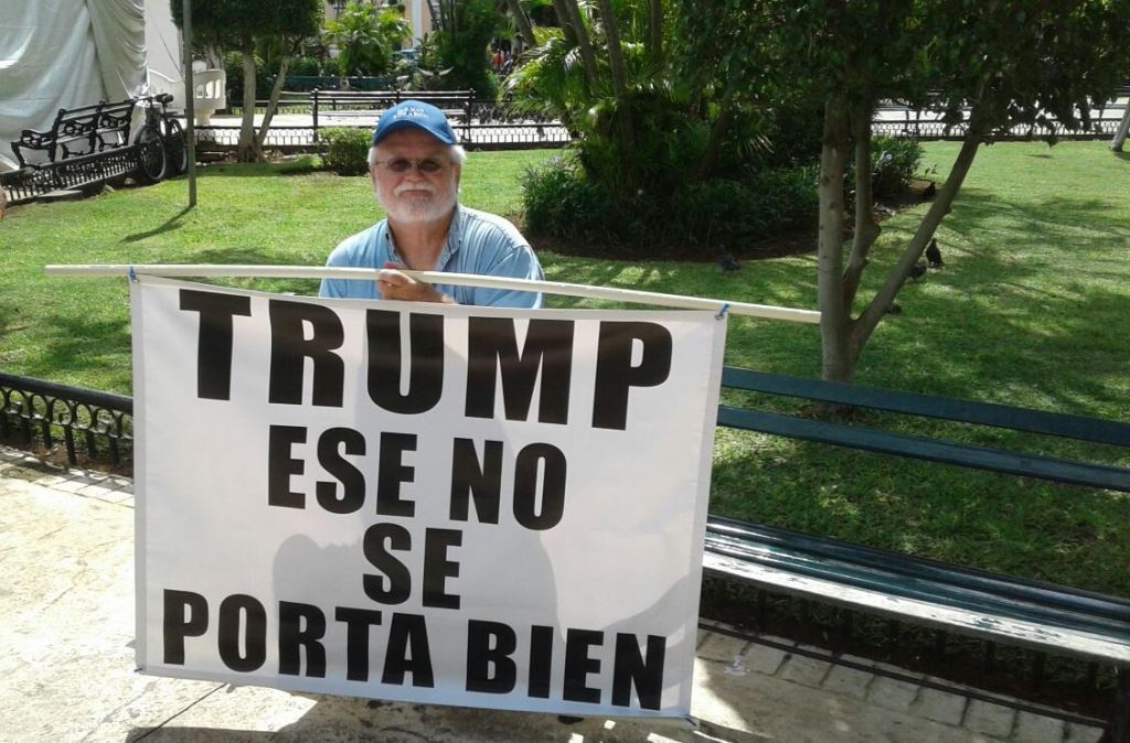 Estadounidense protesta contra Trump, en México