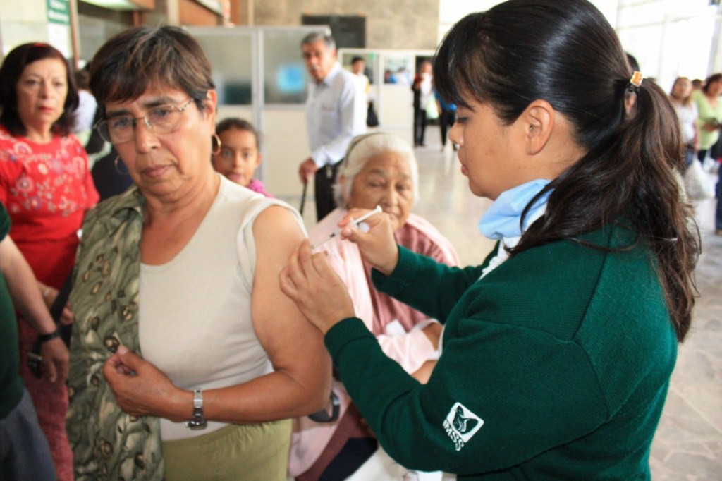 Realizan campaña de vacunación contra la influenza