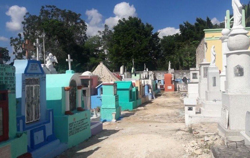 Dan mantenimiento a cementerio de Espita