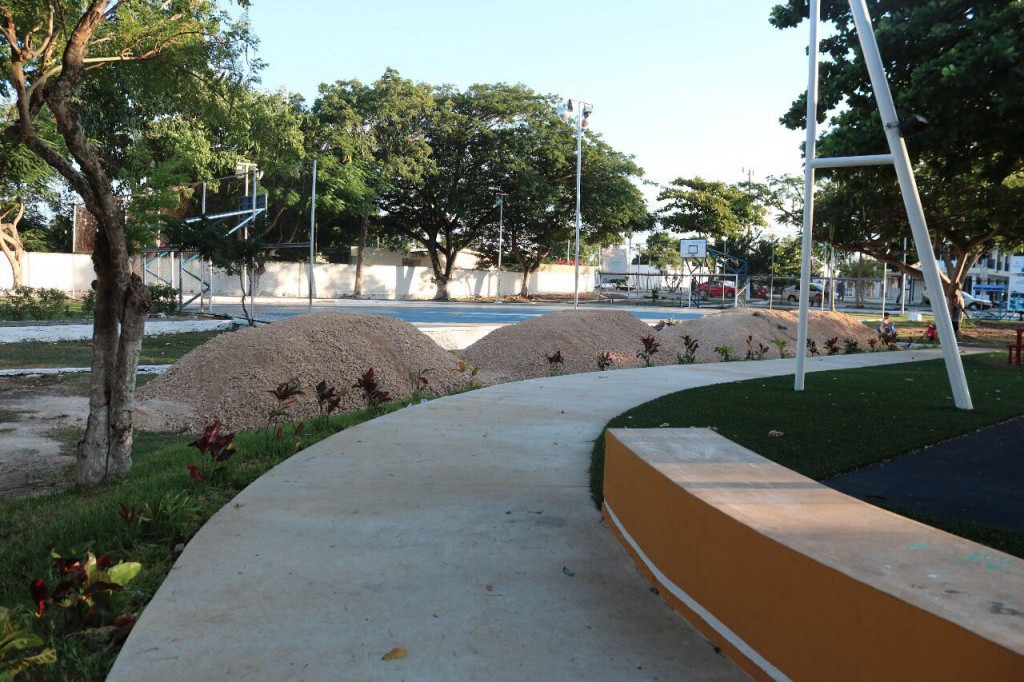 Vecinos inconformes por planchas de concreto en parques