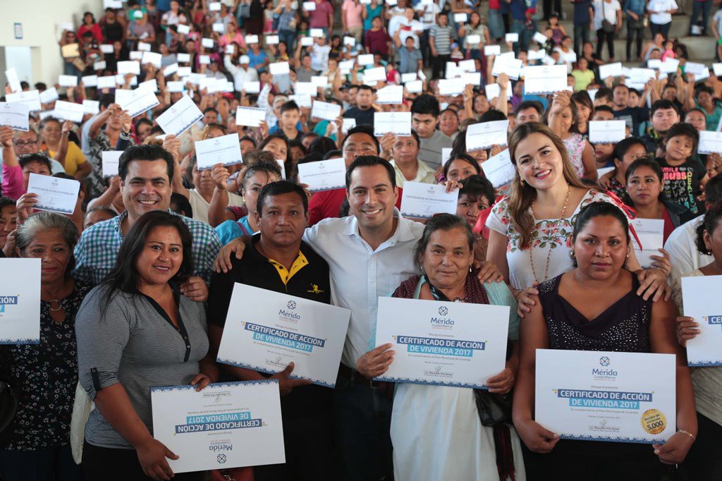 Entregan certificados de vivienda en Mérida