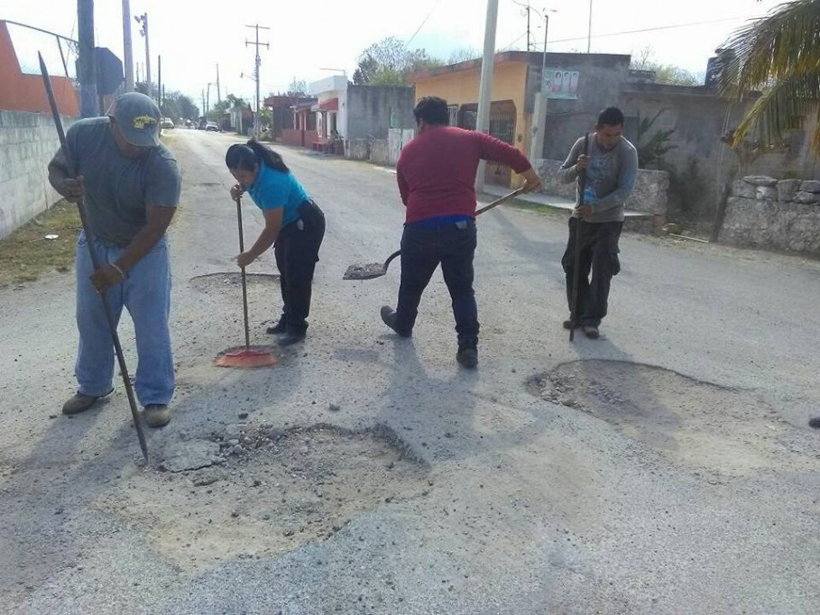 Supervisan construcción de calles en Sucilá