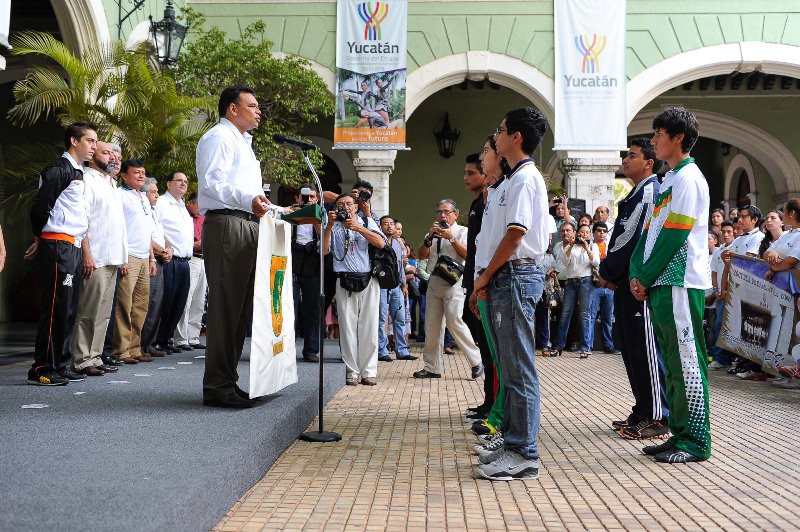 El Gobernador abanderó a la delegación que participará en los XIII Juegos Deportivos Nacionales de Educación Media Superior 2013