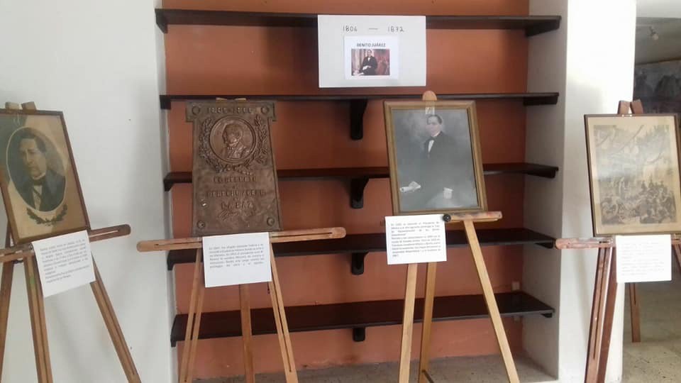 Exposición sobre Benito Juárez en salón de arte e historia de Tizimín