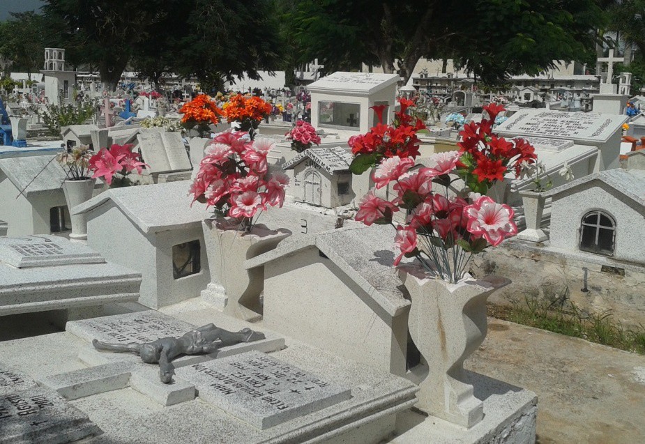Roban recuerdos en cementerio de Tizimín