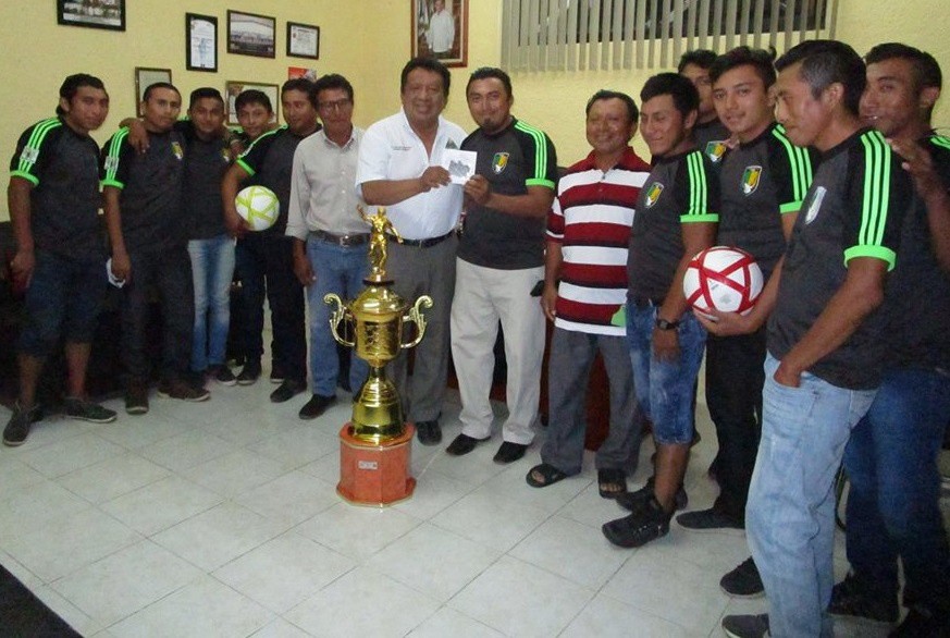 Equipo de fubtol espiteño campeón de liga premier Yucatán