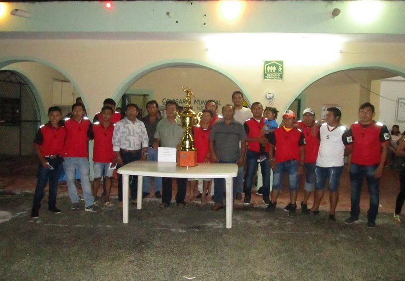 Tusik celebra con orgullo a su equipo fubtolista