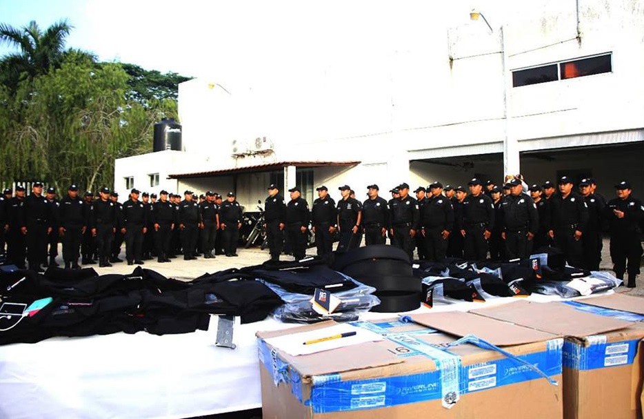 Reciben uniformes policías de Tizimín