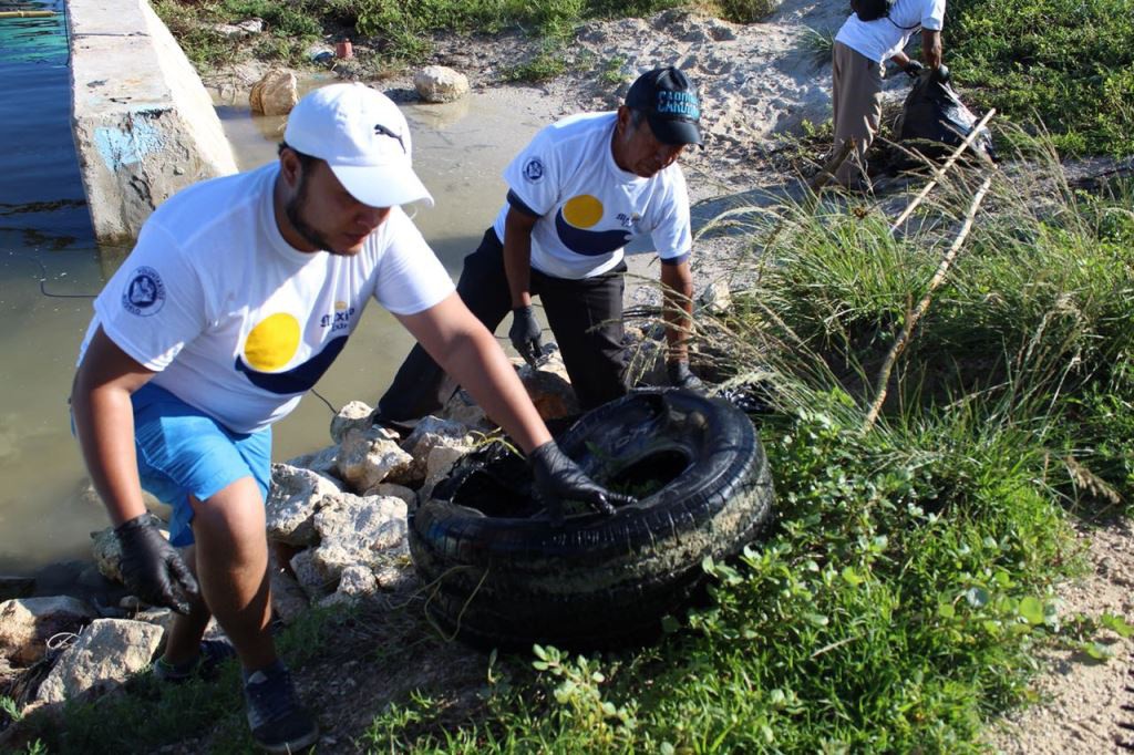Voluntarios Modelo limpiaron el puerto de abrigo en Sisal