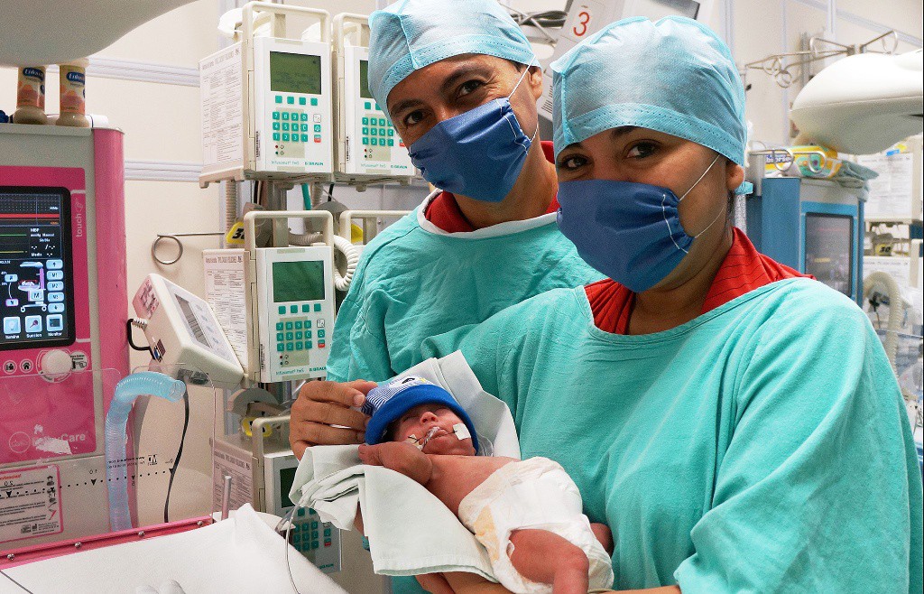 Bebe prematuro sobrevive tras la muerte de su gemela 