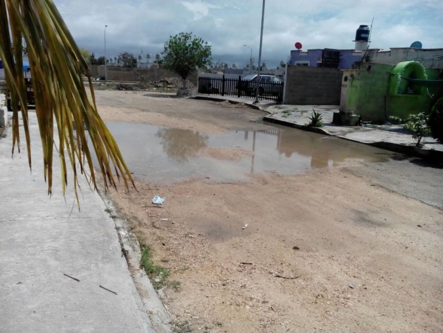 Urgen a solucionar problema de calle inundada en Kanasín