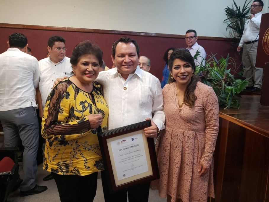 TEC Mérida entrega el reconocimiento "Egresado Distinguido"