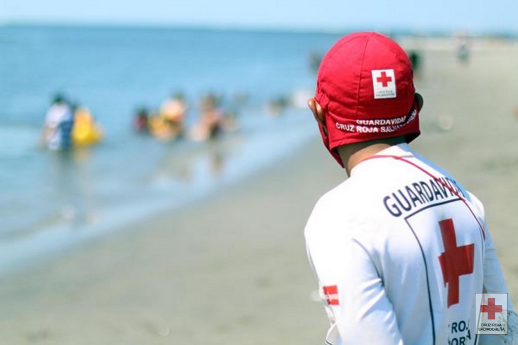 Cruz Roja realiza rescates acuáticos en la costa yucateca