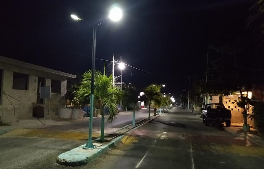 Colocan lámparas ecológicas en avenida principal de Rio Lagartos