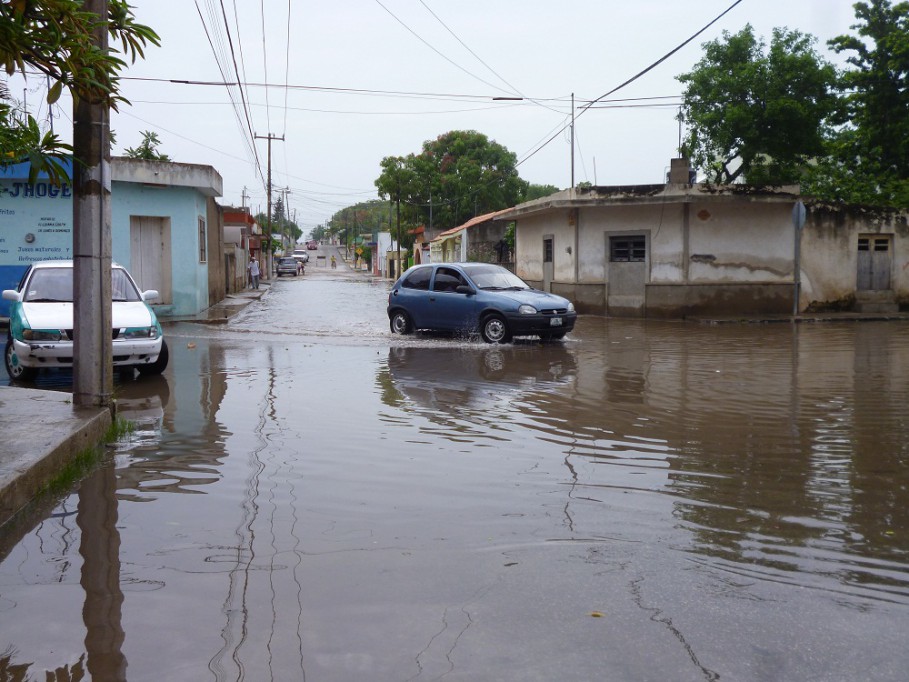 TIZIMIN: Resolverán inundaciones de calles al desazolvar pozos pluviales.\r\n