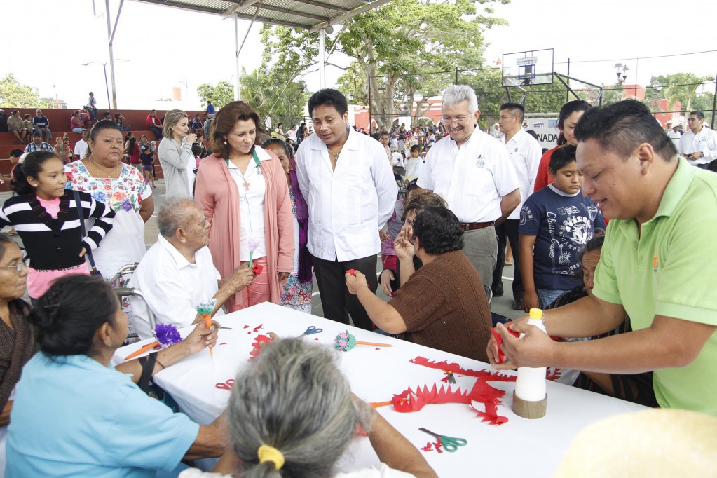 El DIF Yucatán entrega despensas a comedores comunitarios y lleva atención médica gratuita al interior del estado.
