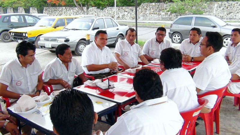 Gobernador Rolando Zapata platica con camioneros