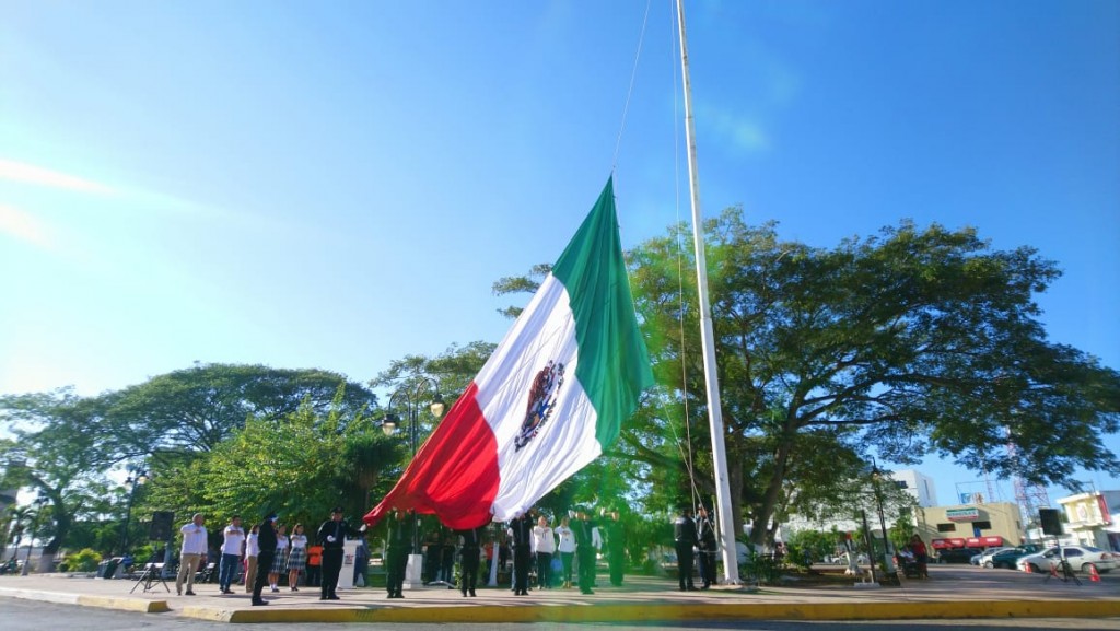 Ensalzan la bandera mexicana en Tizimín