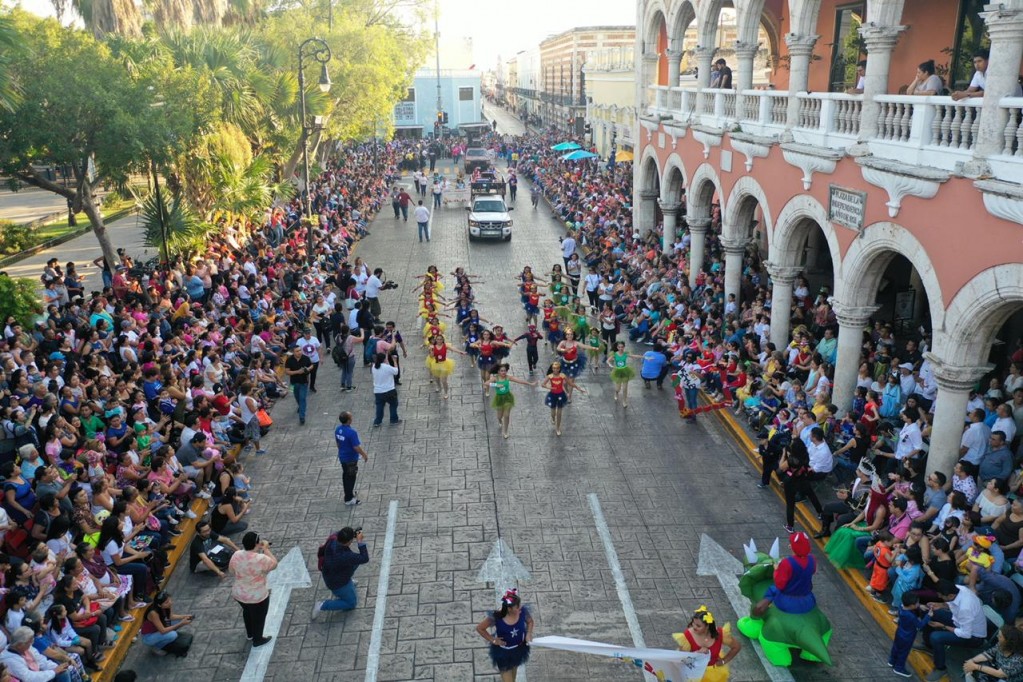 Desfile infantil llena de color y ternura el Carnaval de Mérida