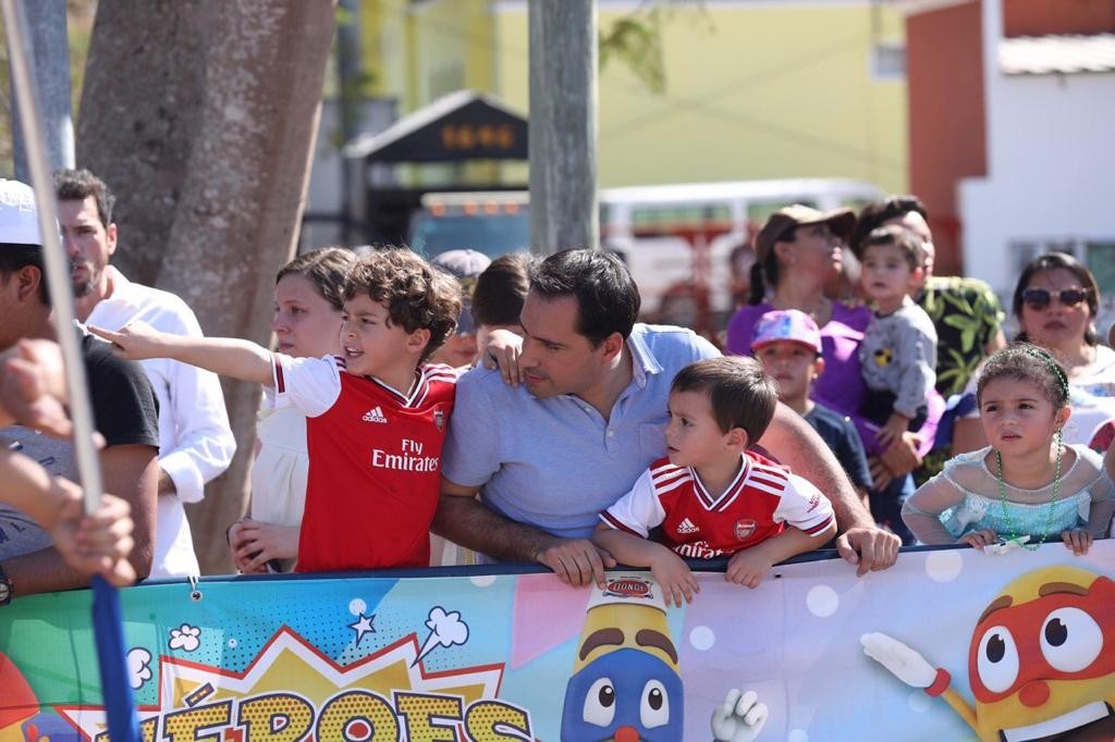 Gobernador disfruta en familia el Carnaval de Mérida