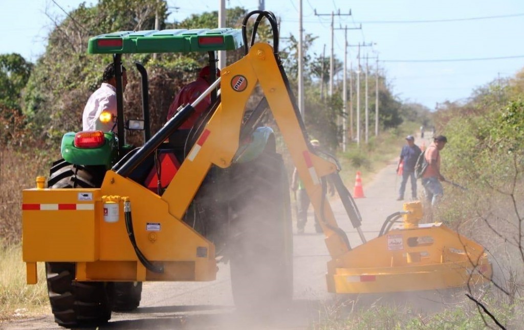 Ponen en marcha tractor para limpiar carreteras de Tizimín