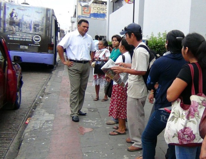 Realiza Rolando Zapata recorrido por paraderos de autobuses del transporte público