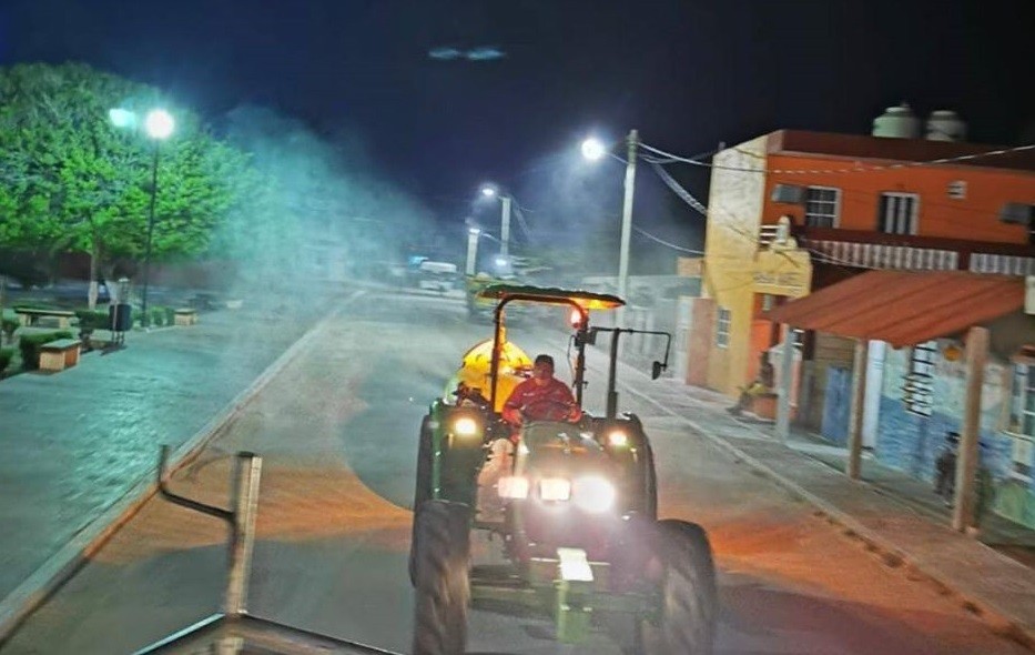 Sanitizan calles del puerto de el Cuyo
