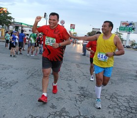 Participa el gober en maratón de la marina