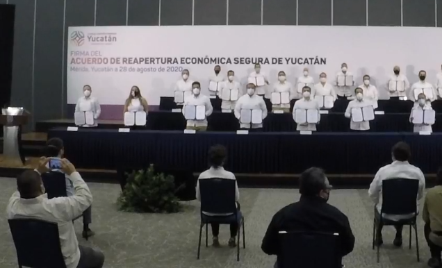Firman acuerdo de reapertura económica segura de Yucatán