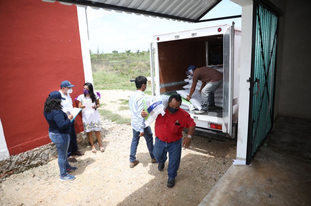 Entregan 11 toneladas de alimentos a familias afectadas por ciclones