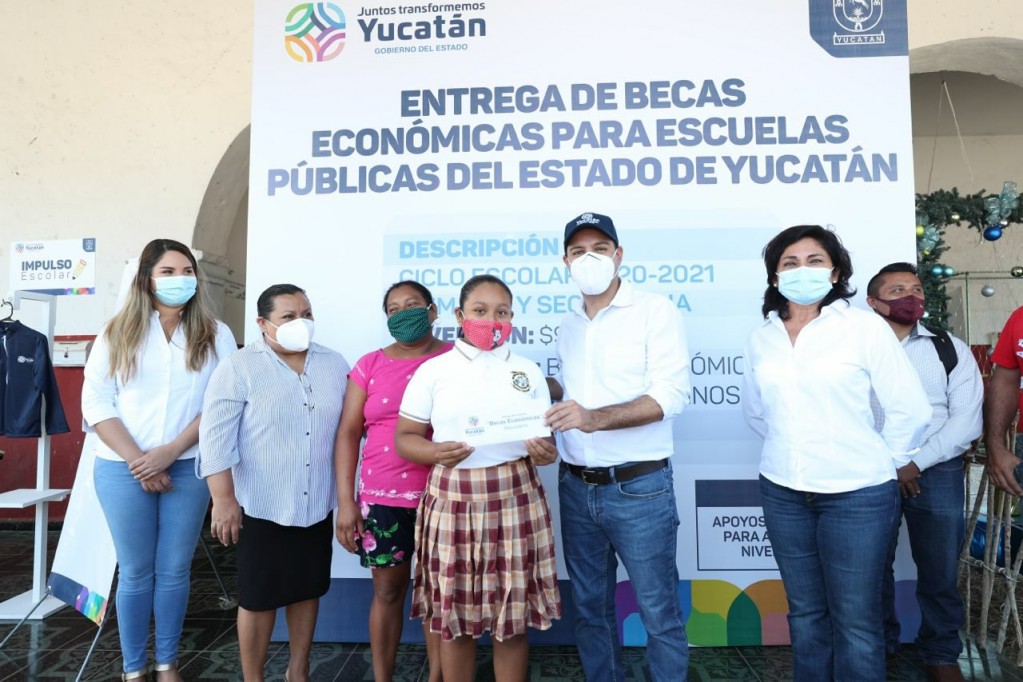 Apoyos de chamarras y becas económicas, siguen llegando a estudiantes yucatecos