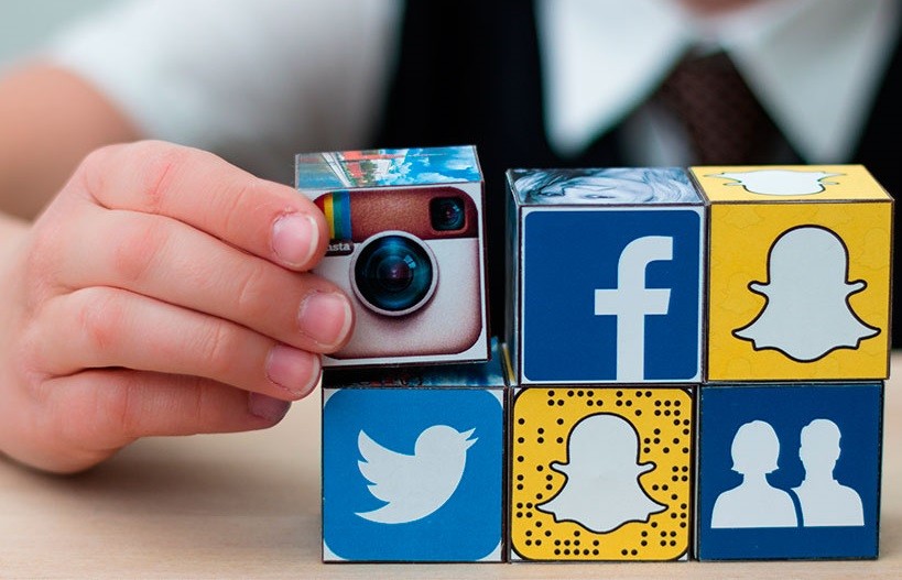 Advierte de riesgos de compartir fotos de niños en redes sociales
