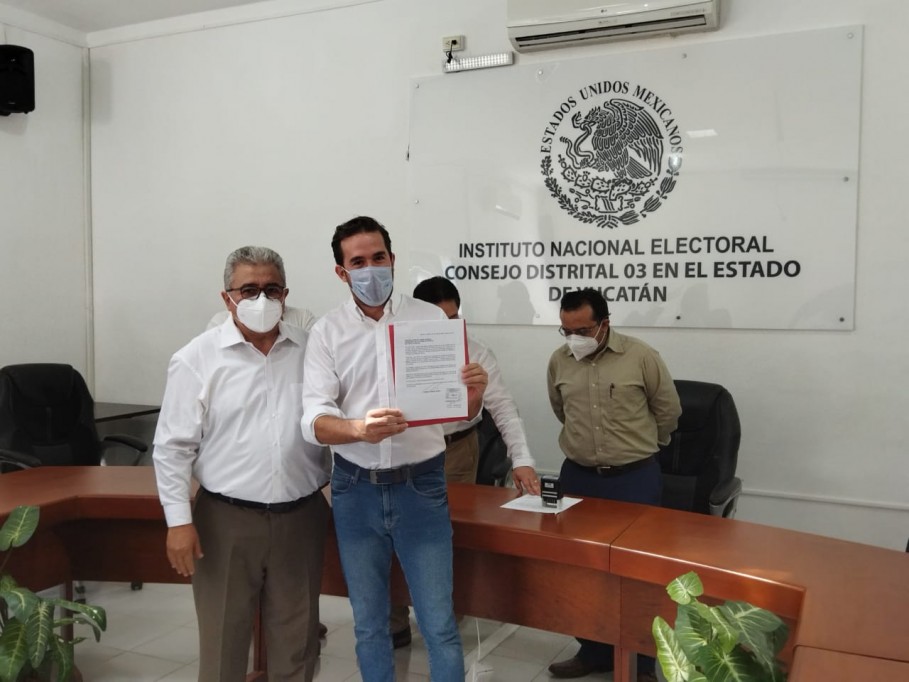 Pablo Gamboa Miner se registró como candidato por el III distrito federal