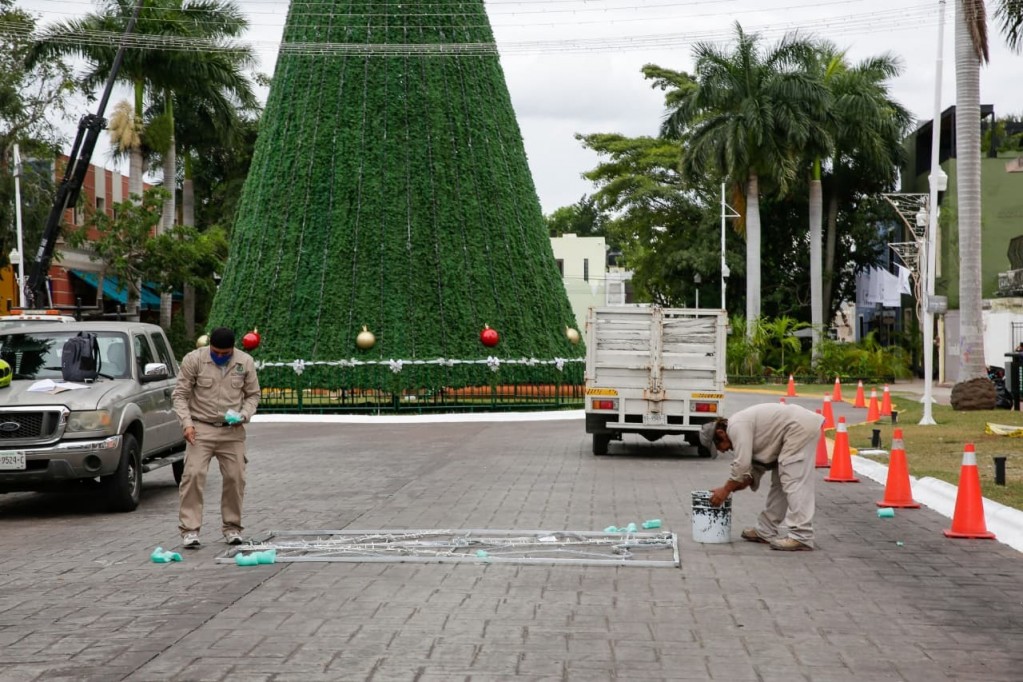 Colocan decoración navideña en parques y avenidas de Mérida