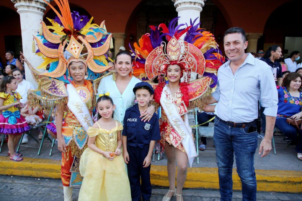 Comparsas de niños y niñas llenan de color y diversión el centro histórico con el tradicional desfile infantil del carnaval Comparsas de niños y niñas llenan de color y diversión el centro histórico con el tradicional desfile infantil del carnaval