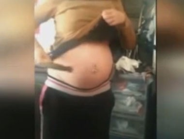 Lo más viral: Video de una mujer embarazada golpea su vientre con un martillo
