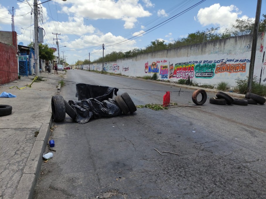 Bloquearon la calle de la barda del aeropuerto porque ya no soportan vivir sin luz