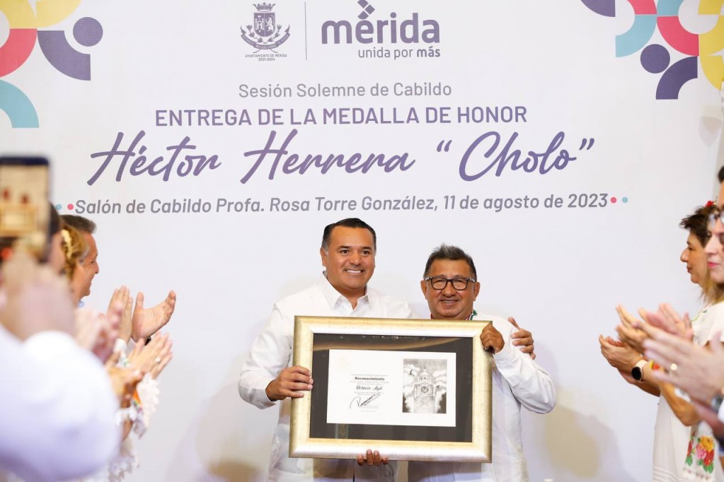 Elmer Octavio de Guadalupe Ayil recibió la medalla Héctor Herrera "Cholo"