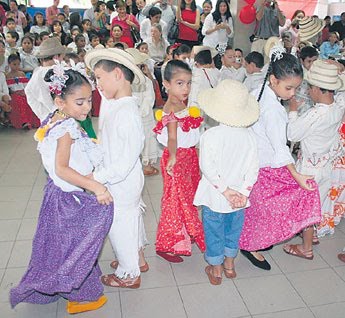 Baile a favor de kinder en Chuburná