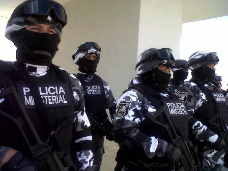 La policía de Mérida imparte platicas sobre prevención del delito.