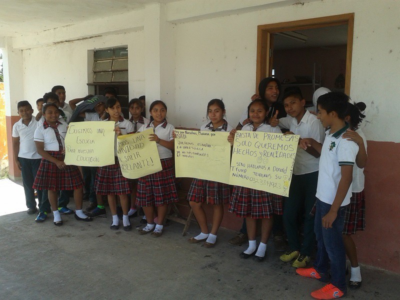 Imagen captada en 2016 por NotiRASA cuando un grupo de alumnos pedía al gobierno estatal en turno la construcción del edificio escolar Imagen captada en 2016 por NotiRASA cuando un grupo de alumnos pedía al gobierno estatal en turno la construcción del edificio escolar