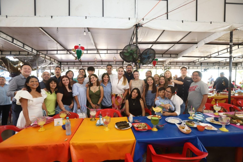 Desayuna alcaldesa en mercado con jóvenes que estudiarán en Portugal Desayuna alcaldesa en mercado con jóvenes que estudiarán en Portugal