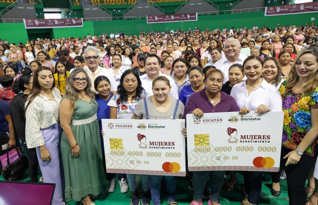Fortalecen la justicia social con la entrega de tarjetas Mujeres Renacimiento