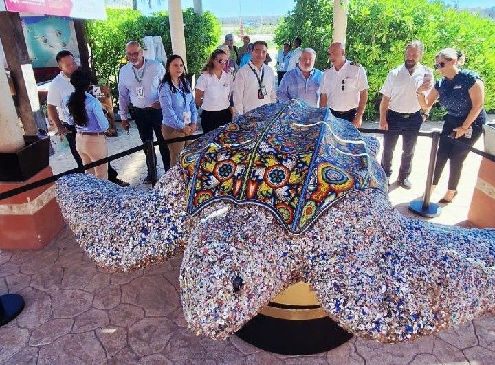Escultura wixárika de plástico marino se exhibe en la Terminal de Cruceros de Progreso