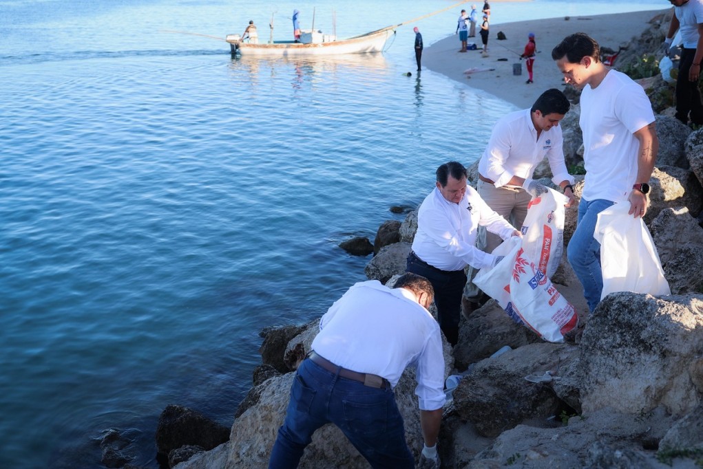 Encabeza Huacho Díaz limpieza de playas de Yucatán Encabeza Huacho Díaz limpieza de playas de Yucatán