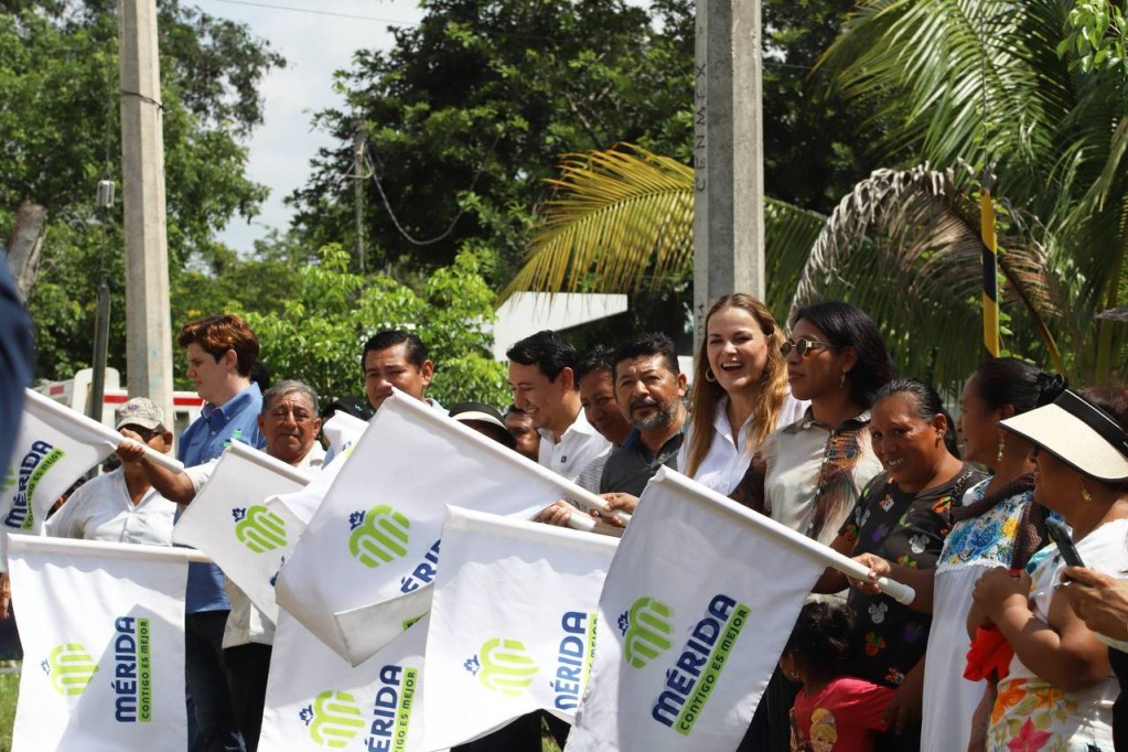 Entrega Cecilia calles nuevas y arranca construcción de más vialidades, en San José Tzal. Entrega Cecilia calles nuevas y arranca construcción de más vialidades, en San José Tzal.