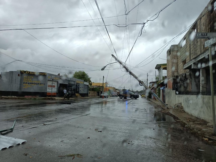 Tres eventos sacuden a los yucatecos: corte de luz, turbonada y tráiler derribando postes