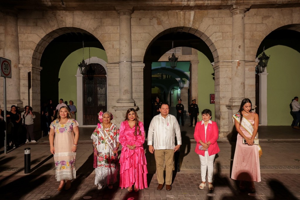 Iluminan de rosa Palacio de Gobierno en la lucha contra el cáncer de mama