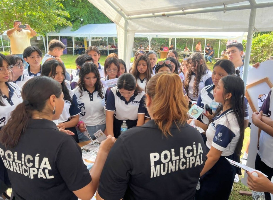 Orienta a estudiantes de preparatoria la policía de Tizimín con charlas preventivas